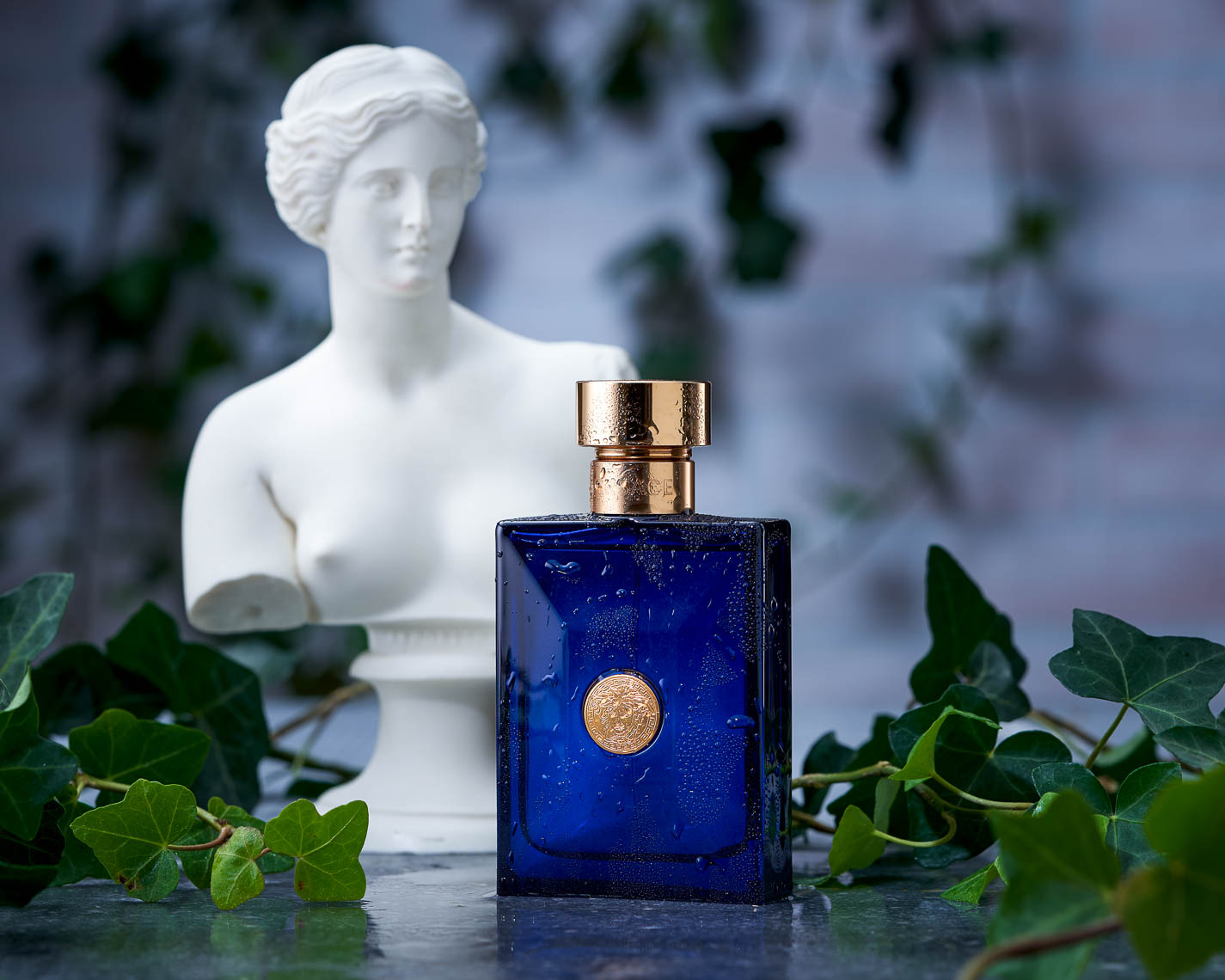 Какие духи ребенку. Versace pour homme Dylan Blue Versace. Versace Blue Perfume. Versace Blue Parfum. Версаче нишевая парфюмерия.
