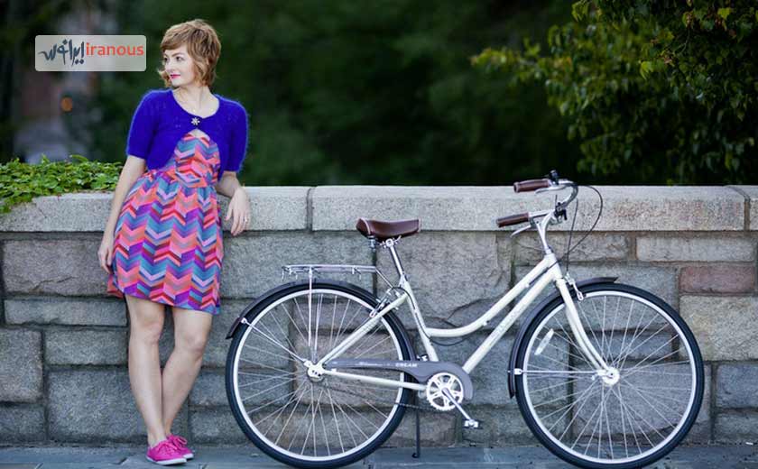 بالا بردن ماندگاری عطر Hero_SprayingPerfume-be-long-time-girl-bicycle