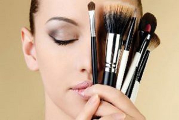 14 اشتباهات آرایشی که از زیبایی چهره شما می کاهند